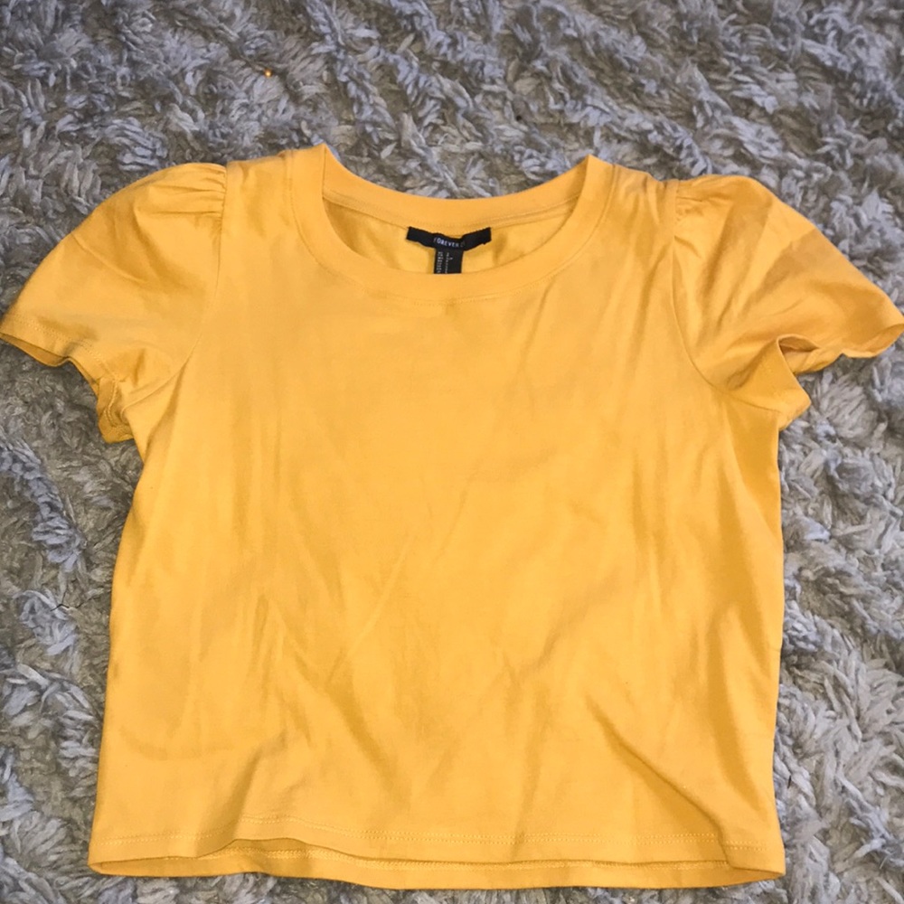 Yellow cropped t-shirt 🌸